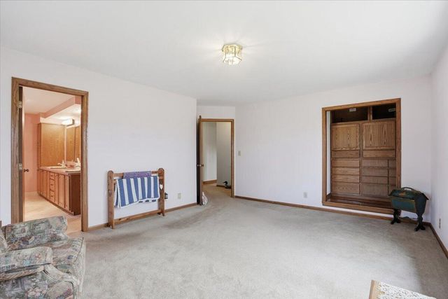 S28W36305 Scuppernong CIRCLE, Dousman, WI 53118