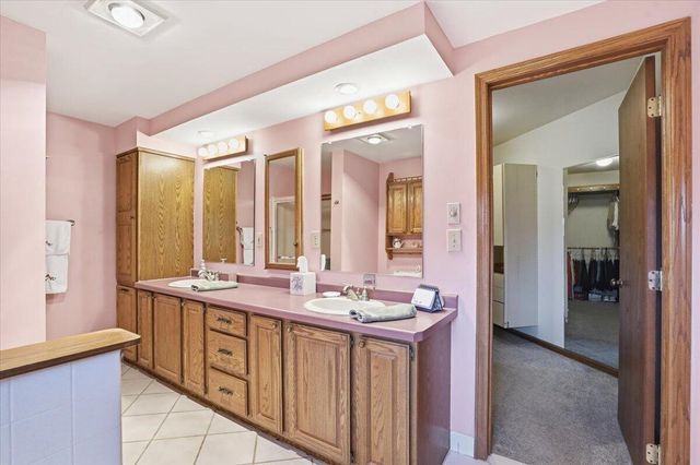 S28W36305 Scuppernong CIRCLE, Dousman, WI 53118