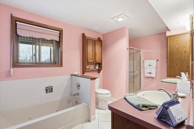 S28W36305 Scuppernong CIRCLE, Dousman, WI 53118