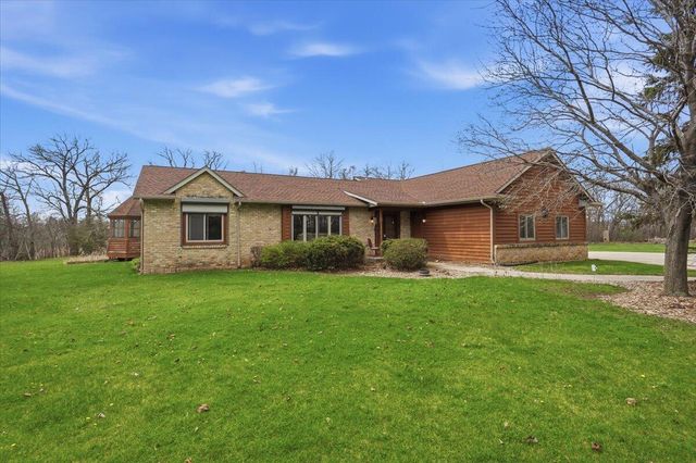 S28W36305 Scuppernong CIRCLE, Dousman, WI 53118