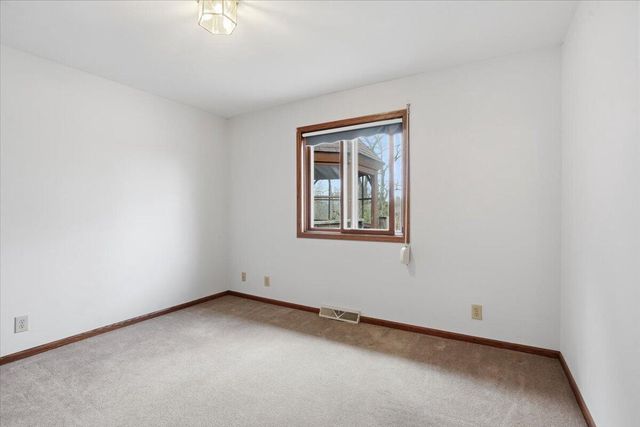 S28W36305 Scuppernong CIRCLE, Dousman, WI 53118