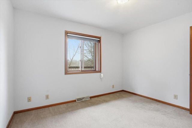 S28W36305 Scuppernong CIRCLE, Dousman, WI 53118