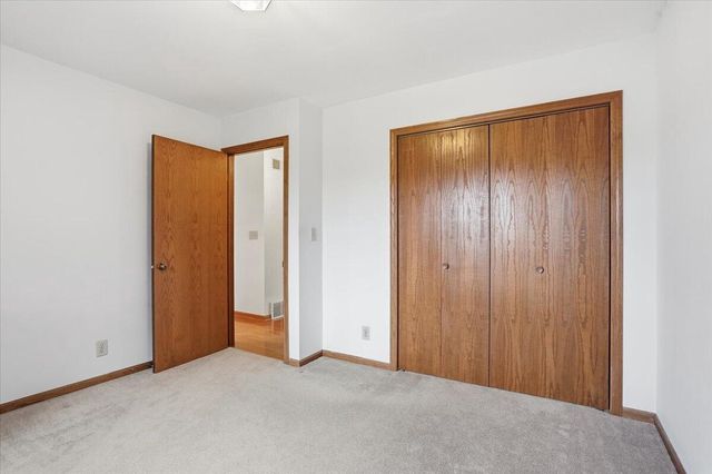 S28W36305 Scuppernong CIRCLE, Dousman, WI 53118