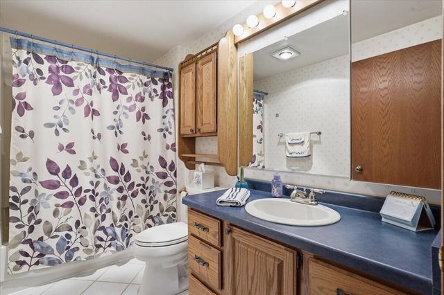 S28W36305 Scuppernong CIRCLE, Dousman, WI 53118