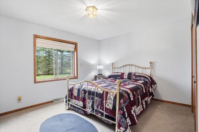 S28W36305 Scuppernong CIRCLE, Dousman, WI 53118