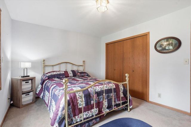 S28W36305 Scuppernong CIRCLE, Dousman, WI 53118
