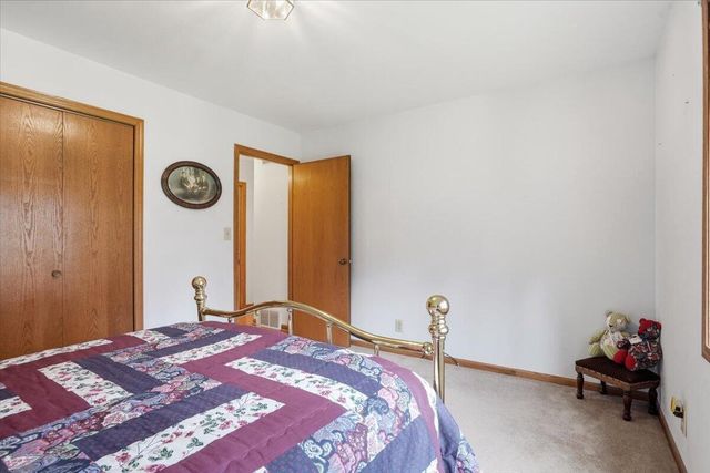 S28W36305 Scuppernong CIRCLE, Dousman, WI 53118