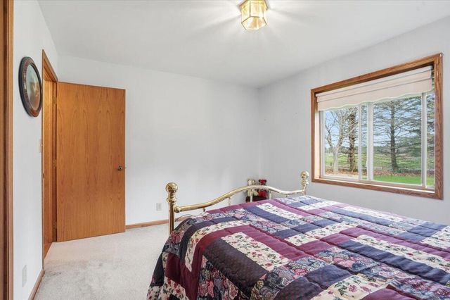 S28W36305 Scuppernong CIRCLE, Dousman, WI 53118