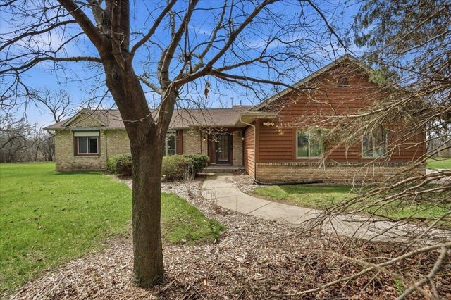 S28W36305 Scuppernong CIRCLE, Dousman, WI 53118