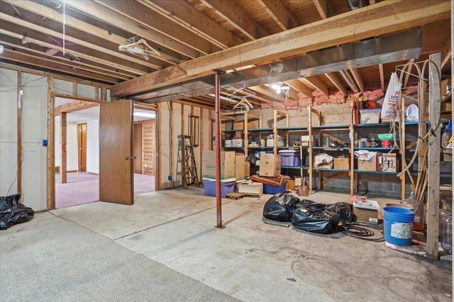 S28W36305 Scuppernong CIRCLE, Dousman, WI 53118