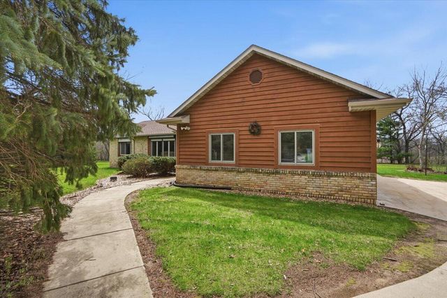 S28W36305 Scuppernong CIRCLE, Dousman, WI 53118
