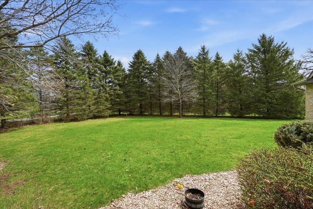 S28W36305 Scuppernong CIRCLE, Dousman, WI 53118
