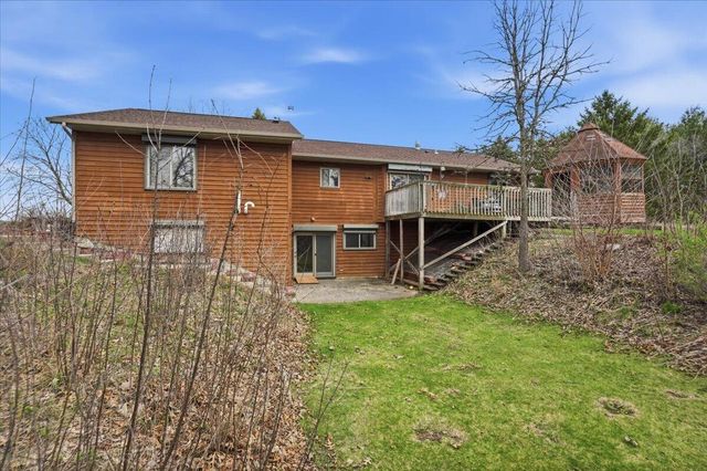 S28W36305 Scuppernong CIRCLE, Dousman, WI 53118