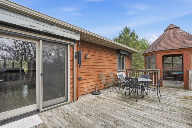 S28W36305 Scuppernong CIRCLE, Dousman, WI 53118