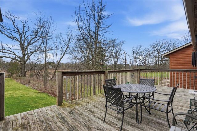 S28W36305 Scuppernong CIRCLE, Dousman, WI 53118