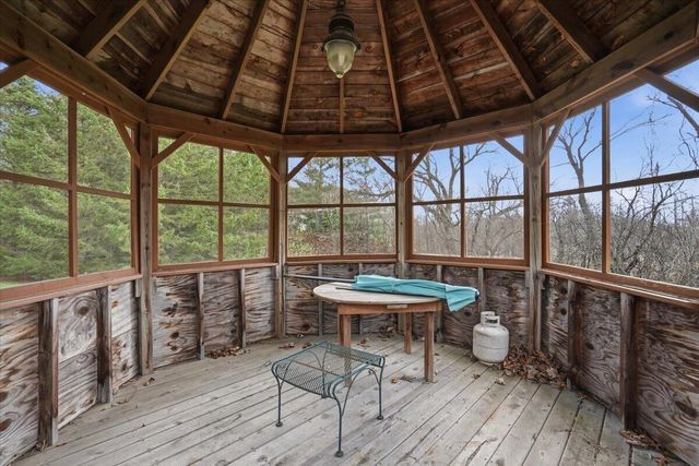 S28W36305 Scuppernong CIRCLE, Dousman, WI 53118