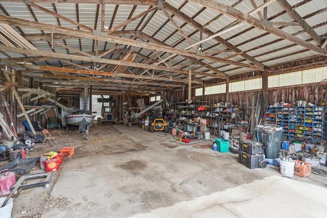 S28W36305 Scuppernong CIRCLE, Dousman, WI 53118