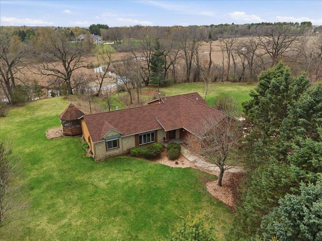 S28W36305 Scuppernong CIRCLE, Dousman, WI 53118