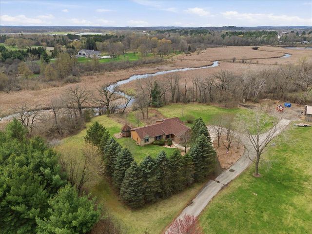 S28W36305 Scuppernong CIRCLE, Dousman, WI 53118