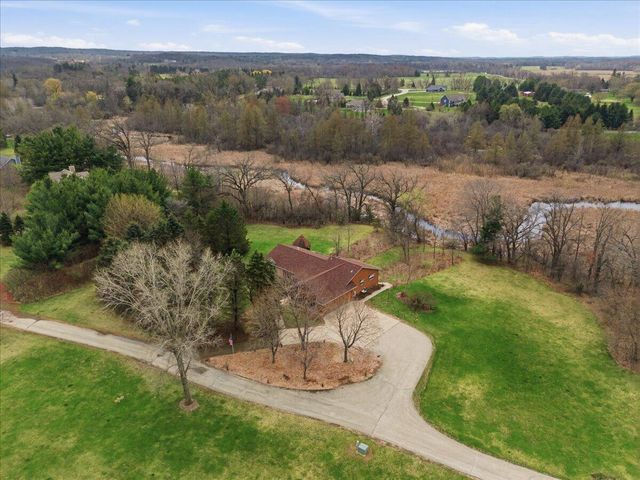 S28W36305 Scuppernong CIRCLE, Dousman, WI 53118