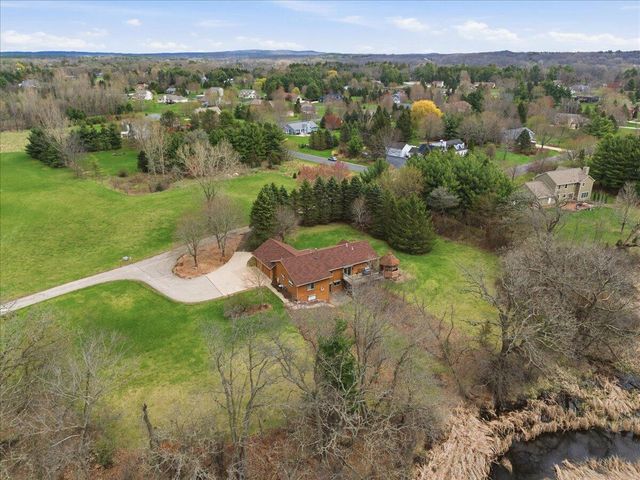 S28W36305 Scuppernong CIRCLE, Dousman, WI 53118