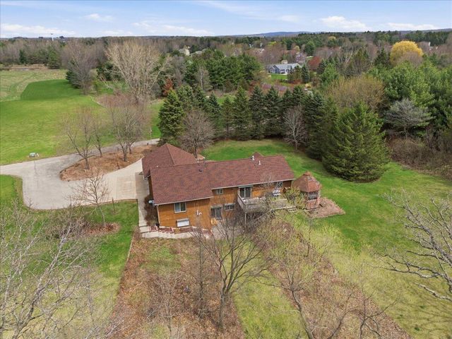 S28W36305 Scuppernong CIRCLE, Dousman, WI 53118