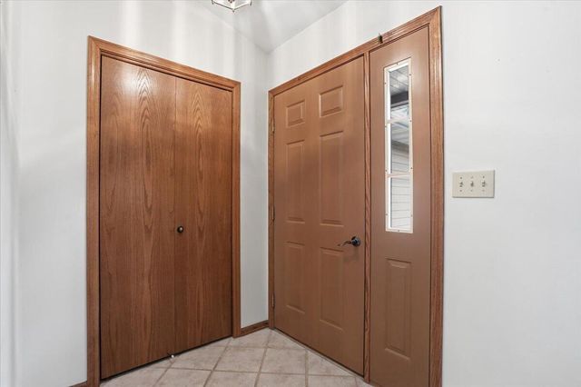 S28W36305 Scuppernong CIRCLE, Dousman, WI 53118