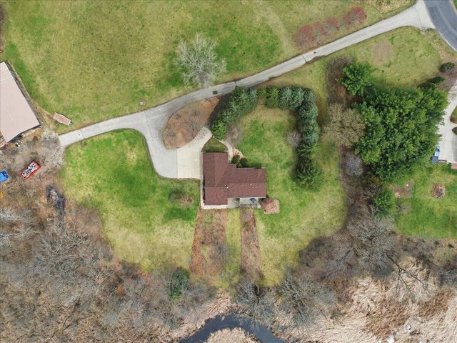 S28W36305 Scuppernong CIRCLE, Dousman, WI 53118