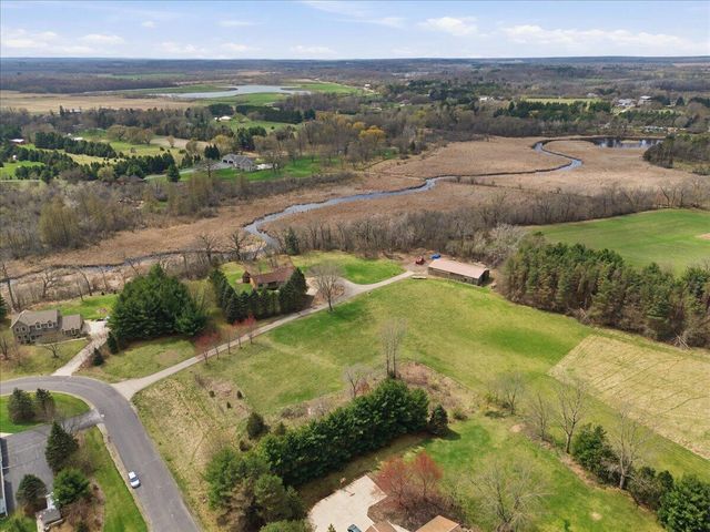 S28W36305 Scuppernong CIRCLE, Dousman, WI 53118
