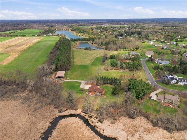 S28W36305 Scuppernong CIRCLE, Dousman, WI 53118