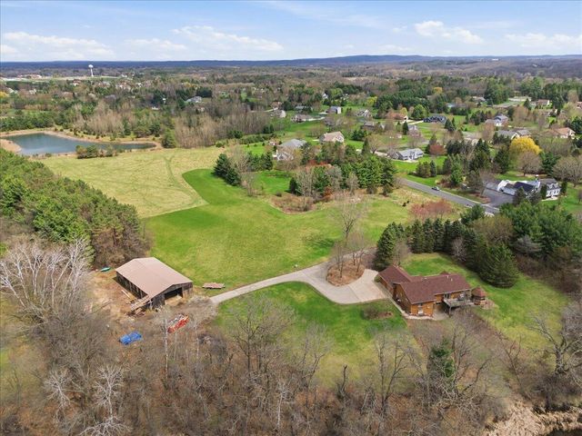 S28W36305 Scuppernong CIRCLE, Dousman, WI 53118