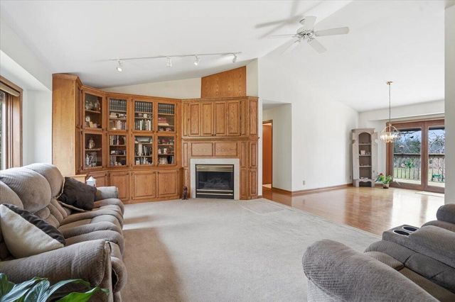 S28W36305 Scuppernong CIRCLE, Dousman, WI 53118