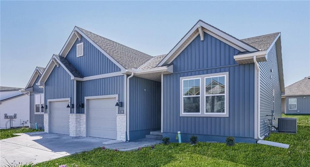 12407 S Acacia Drive, Lee's Summit, MO 64086