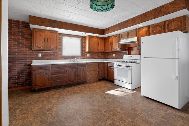 1063 Muldowney Ave, Lincoln Place, PA 15207