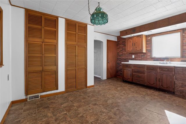 1063 Muldowney Ave, Lincoln Place, PA 15207