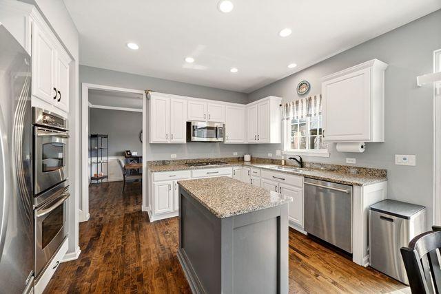 12221 Sinnett Street, Huntley, IL 60142