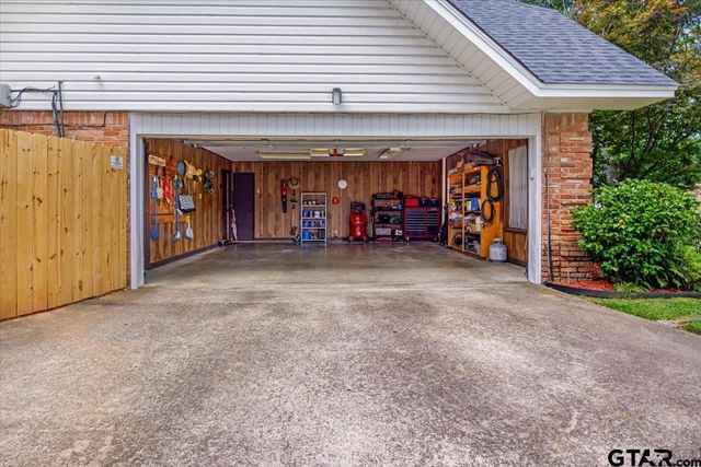2733 Rockbridge Road, Tyler, TX 75701