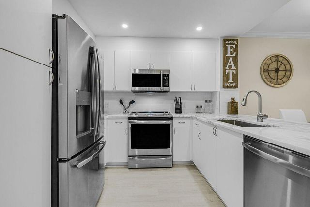 11785 St Andrews Place 104, Wellington, FL 33414