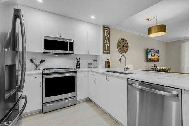 11785 St Andrews Place 104, Wellington, FL 33414