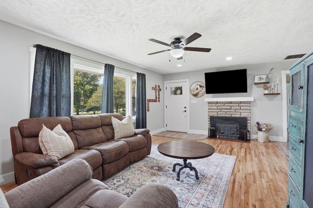 1400 S Farm Road 205, Springfield, MO 65809