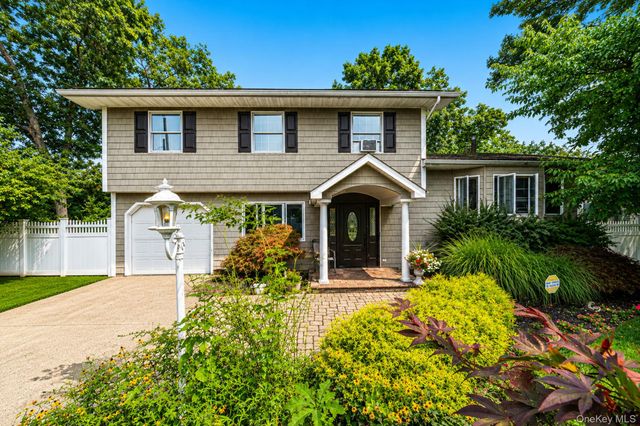 41 Chelsea Place, Deer Park, NY 11729