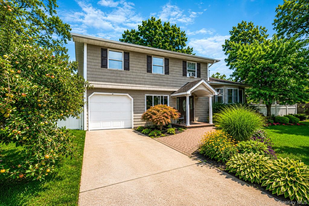 41 Chelsea Place, Deer Park, NY 11729