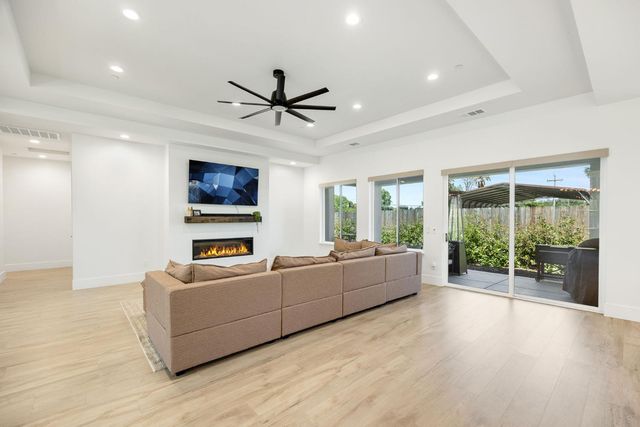 8907 Maple Hill Ln, Orangevale, CA 95662