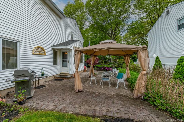 32 Dressler Road, Greenlawn, NY 11740
