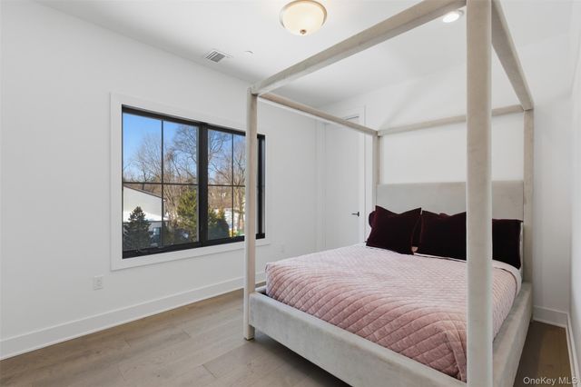 9 Sequoia Circle, Manhasset, NY 11030