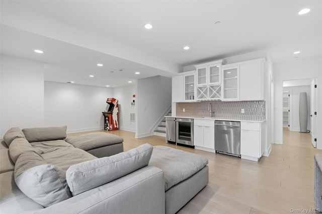 9 Sequoia Circle, Manhasset, NY 11030