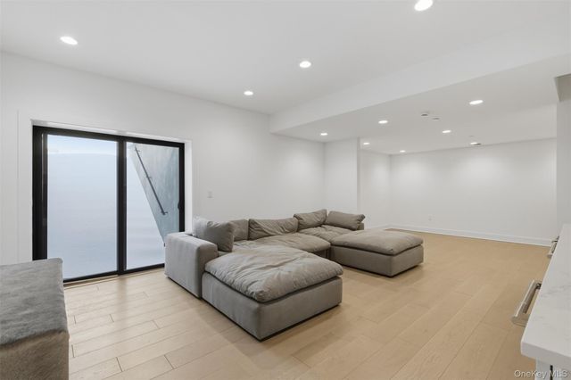 9 Sequoia Circle, Manhasset, NY 11030