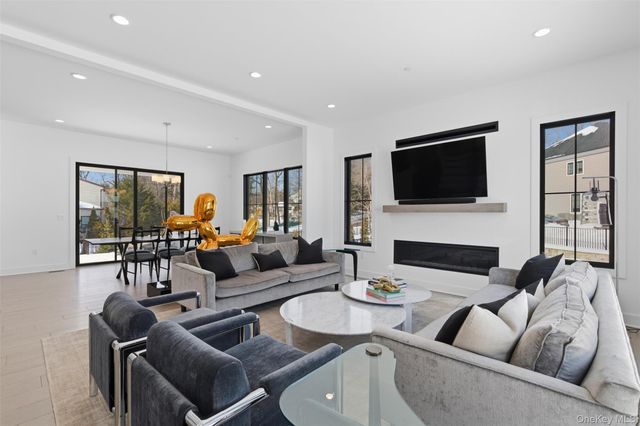 9 Sequoia Circle, Manhasset, NY 11030