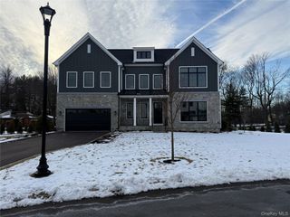 9 Sequoia Circle, Manhasset, NY 11030