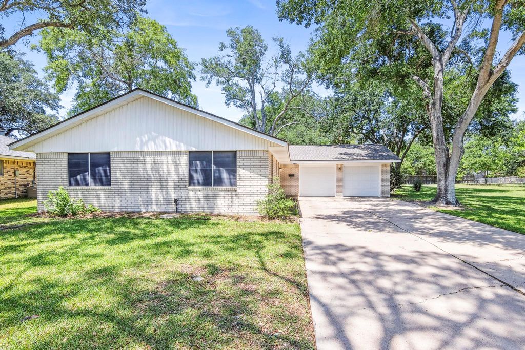 3010 Lamar Circle, El Campo, TX 77437